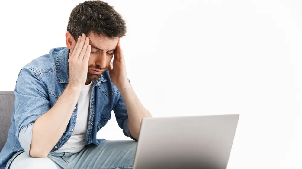 Hombre preocupado frente al computador