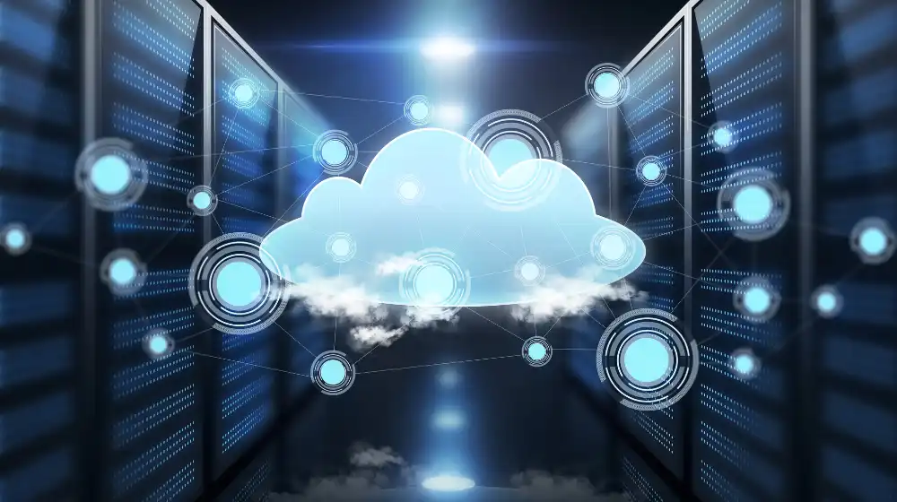 Gráfico digital de una nube con puntos de conectividad en un pasillo de servidores.